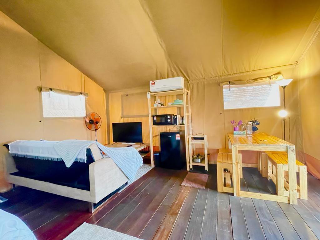 Rembulan Escape - Beachfront Safari Tent Kampung Penarik ภายนอก รูปภาพ