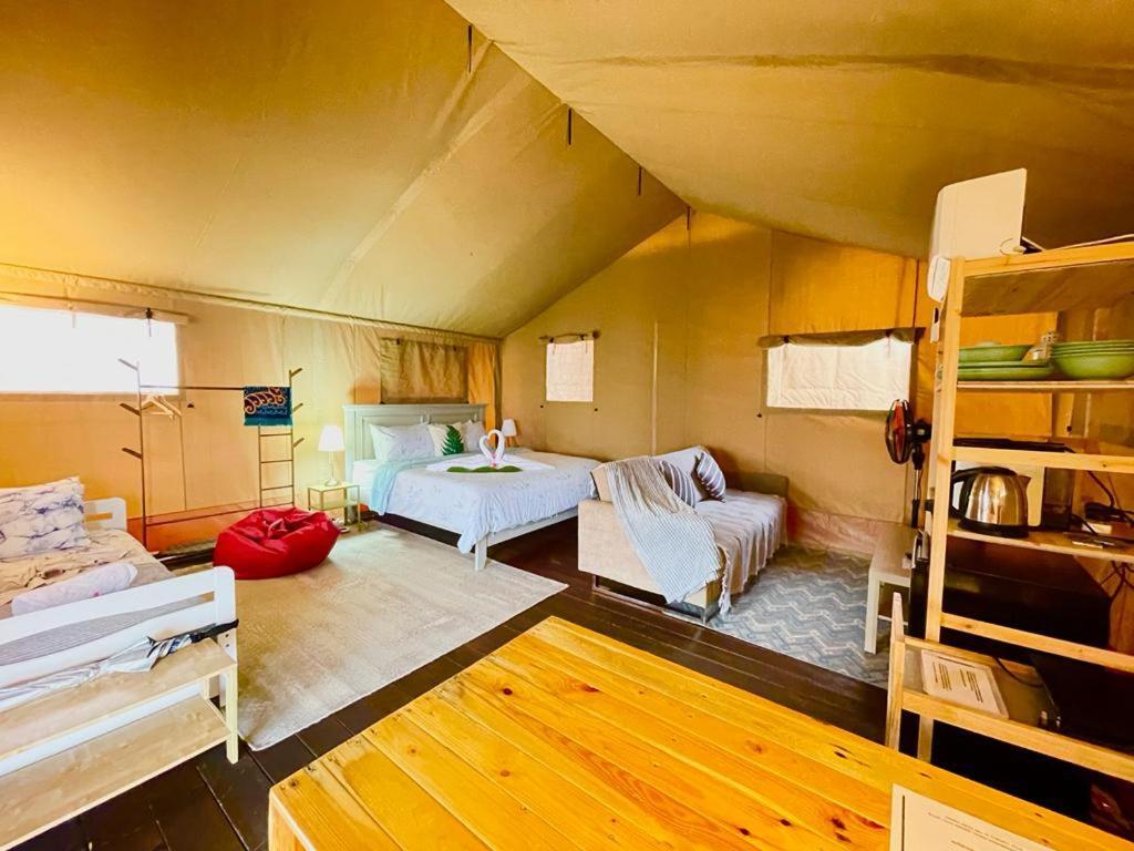 Rembulan Escape - Beachfront Safari Tent Kampung Penarik ภายนอก รูปภาพ