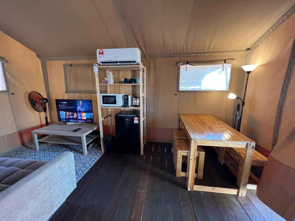 Rembulan Escape - Beachfront Safari Tent Kampung Penarik ภายนอก รูปภาพ